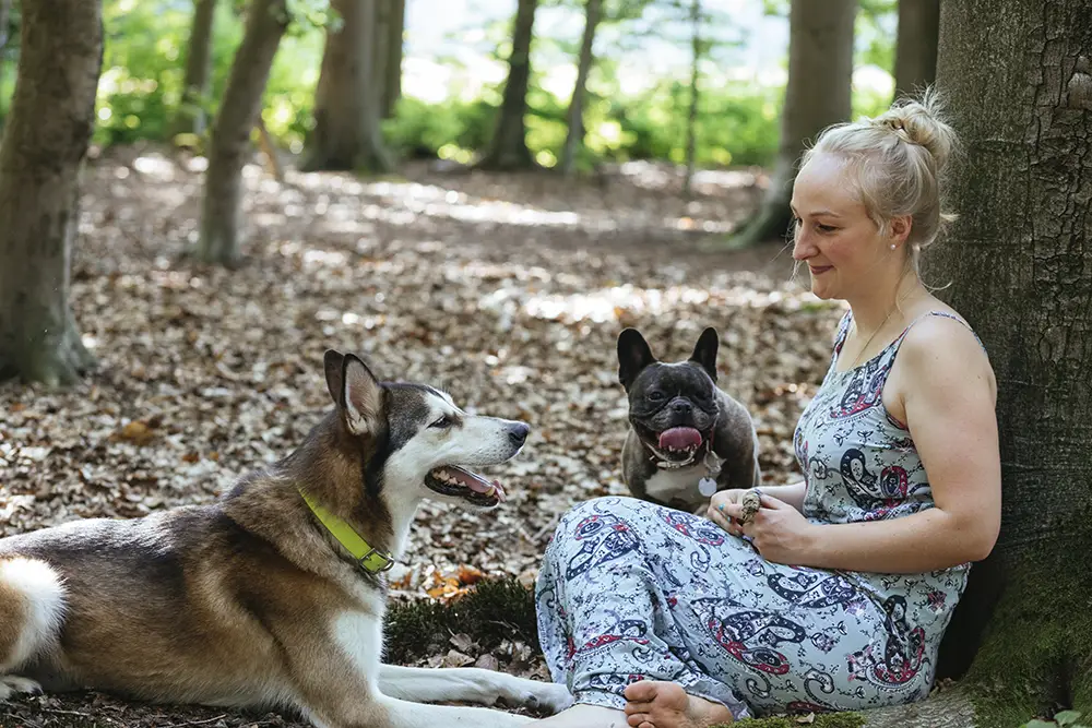 Hunde und Mensch, Fotogrfaie im Wald, Flensburg